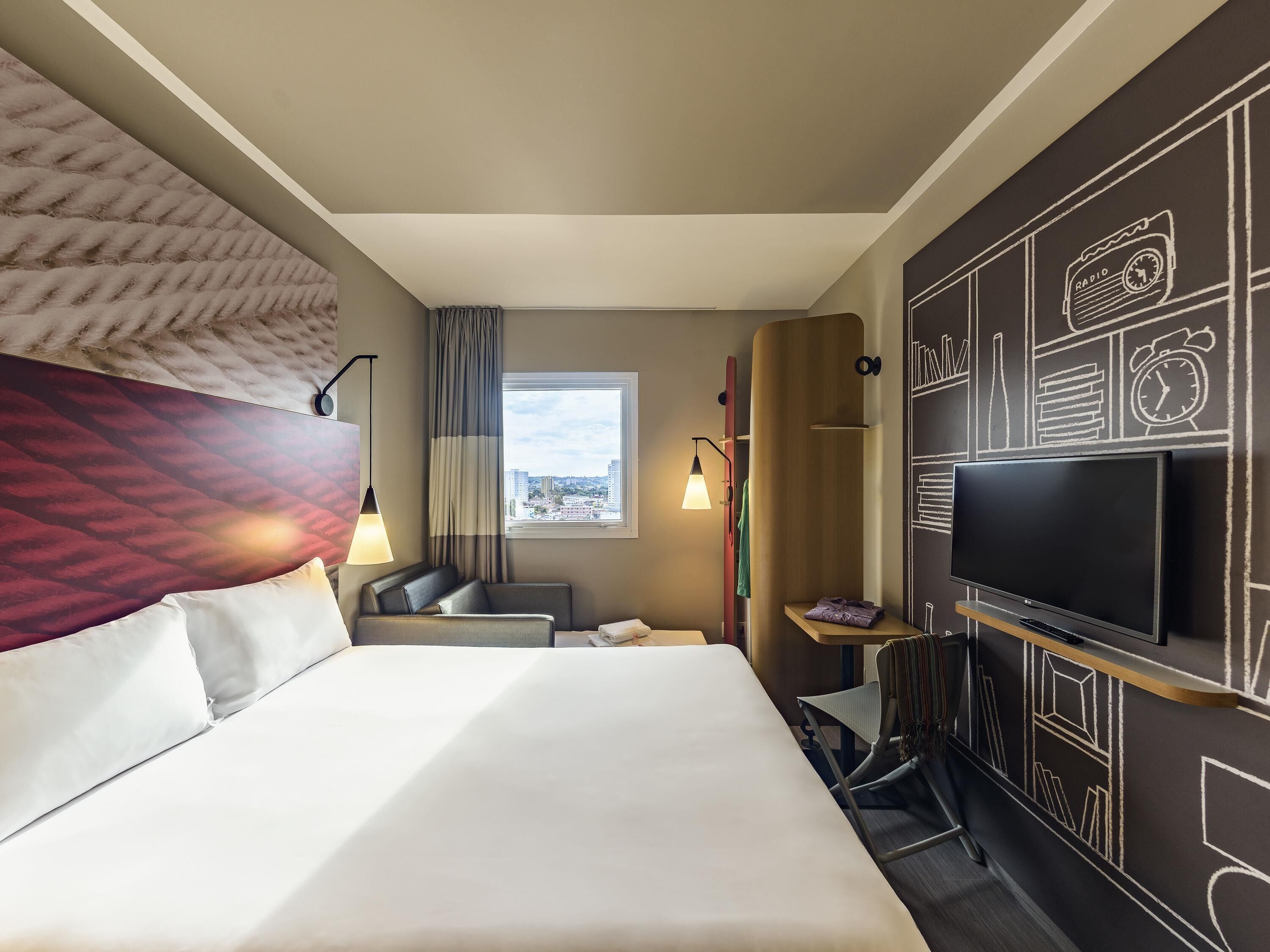 Standaard kamer, Meerdere bedden | Een minibar, een kluis op de kamer, een bureau, verduisterende gordijnen