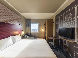 Standardzimmer, Mehrere Betten | Minibar, Zimmersafe, Schreibtisch, Verdunkelungsvorhänge