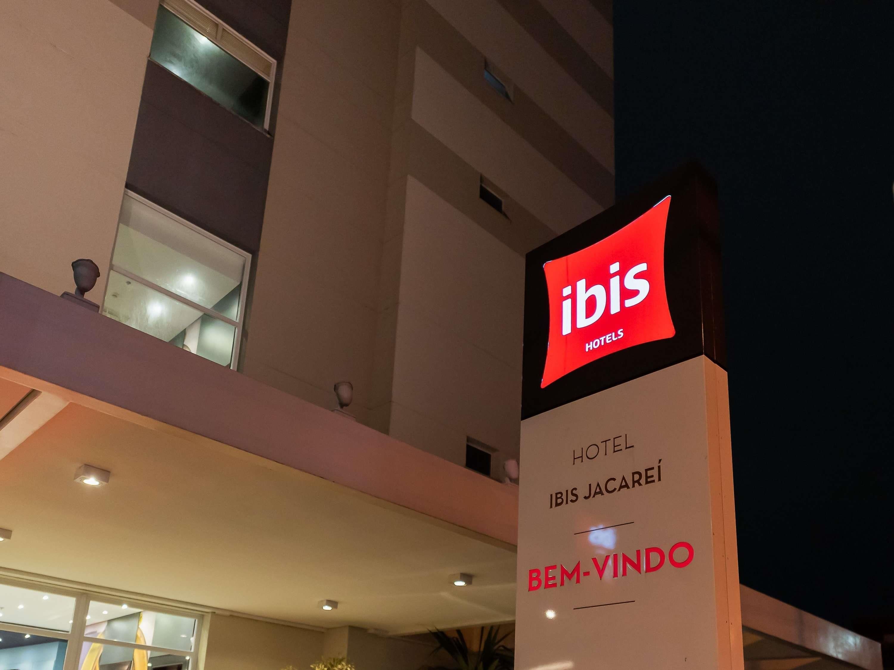A hotel sign with 'ibis Hotels' and 'IBIS JACAREI' indicating the hotel name.