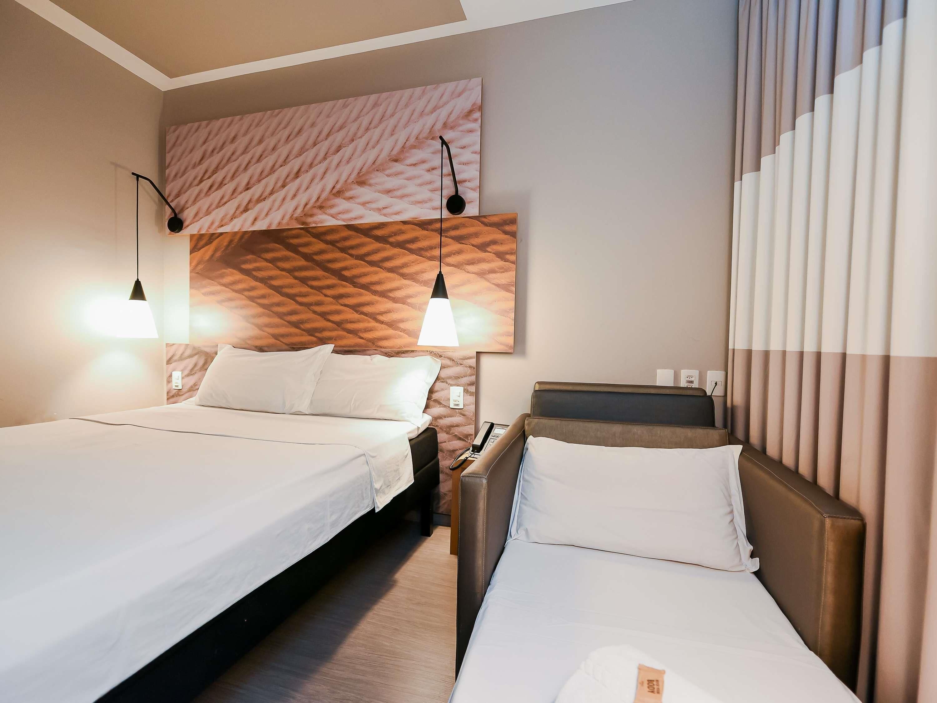 Frigobar, cofres nos quartos, escrivaninha, cortinas blackout