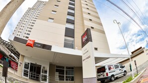 A tall hotel building with a sign for ibis hotels. - ibis Jacarei (Jacarei)