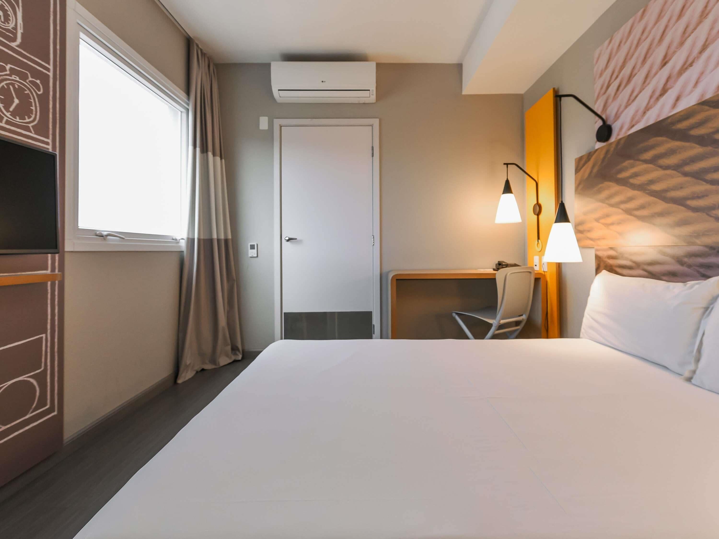 Minibar, caja de seguridad en la habitación y escritorio 