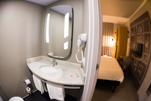 Douche, articles de toilette écologiques, sèche-cheveux
