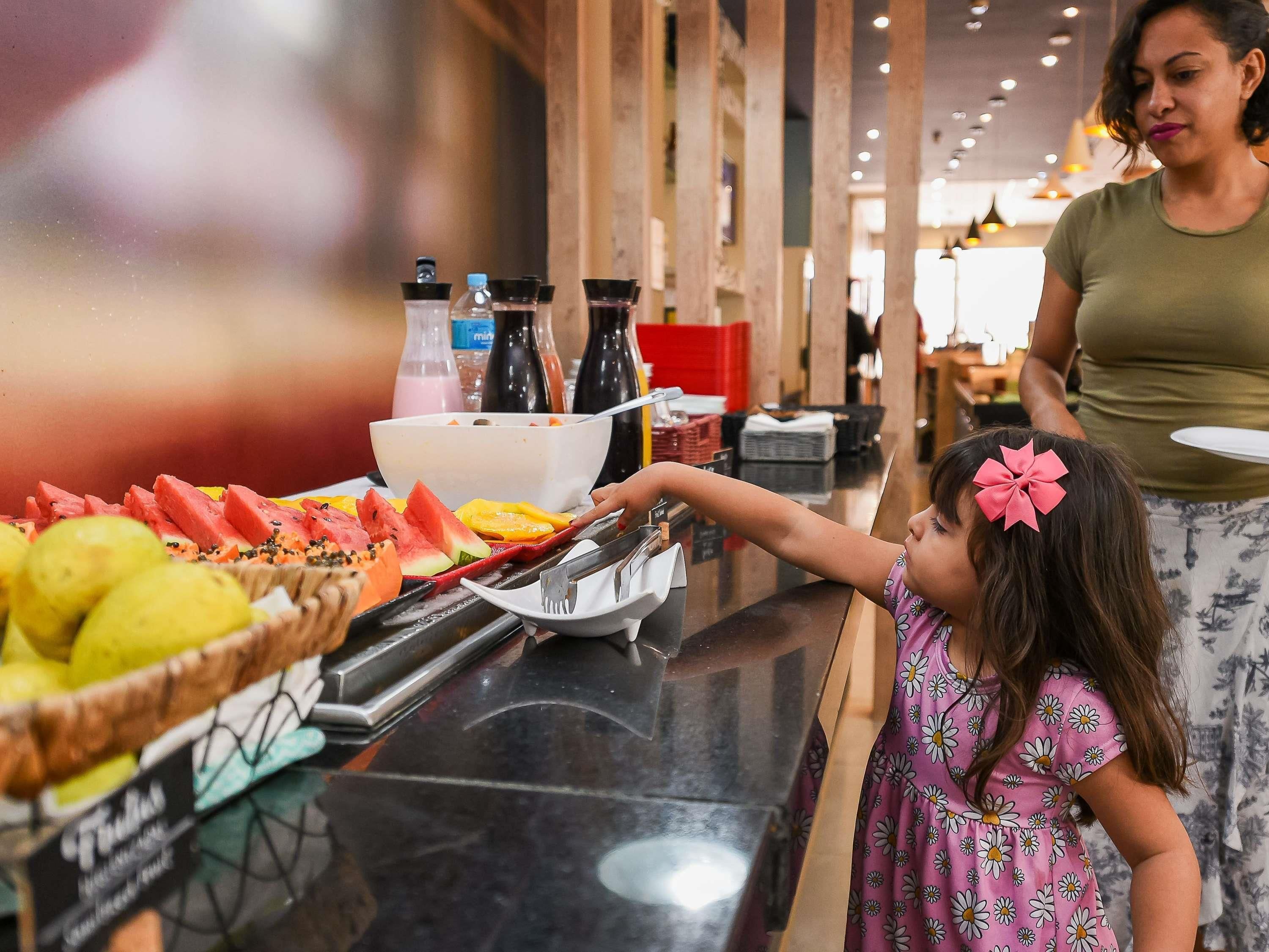 Un'area buffet con frutta e condimenti assortiti.