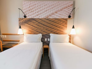 Apartamento standard, 2 camas de solteiro | Frigobar, cofres nos quartos, escrivaninha, cortinas blackout