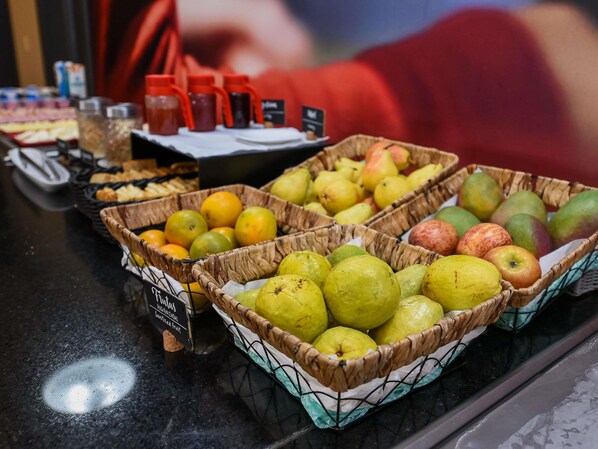 A display of fruits in baskets, including lemons and apples, with a sign indicating 'High Enzymes' and 'Sulfured Fruit'. - ibis Jacarei (Jacarei)