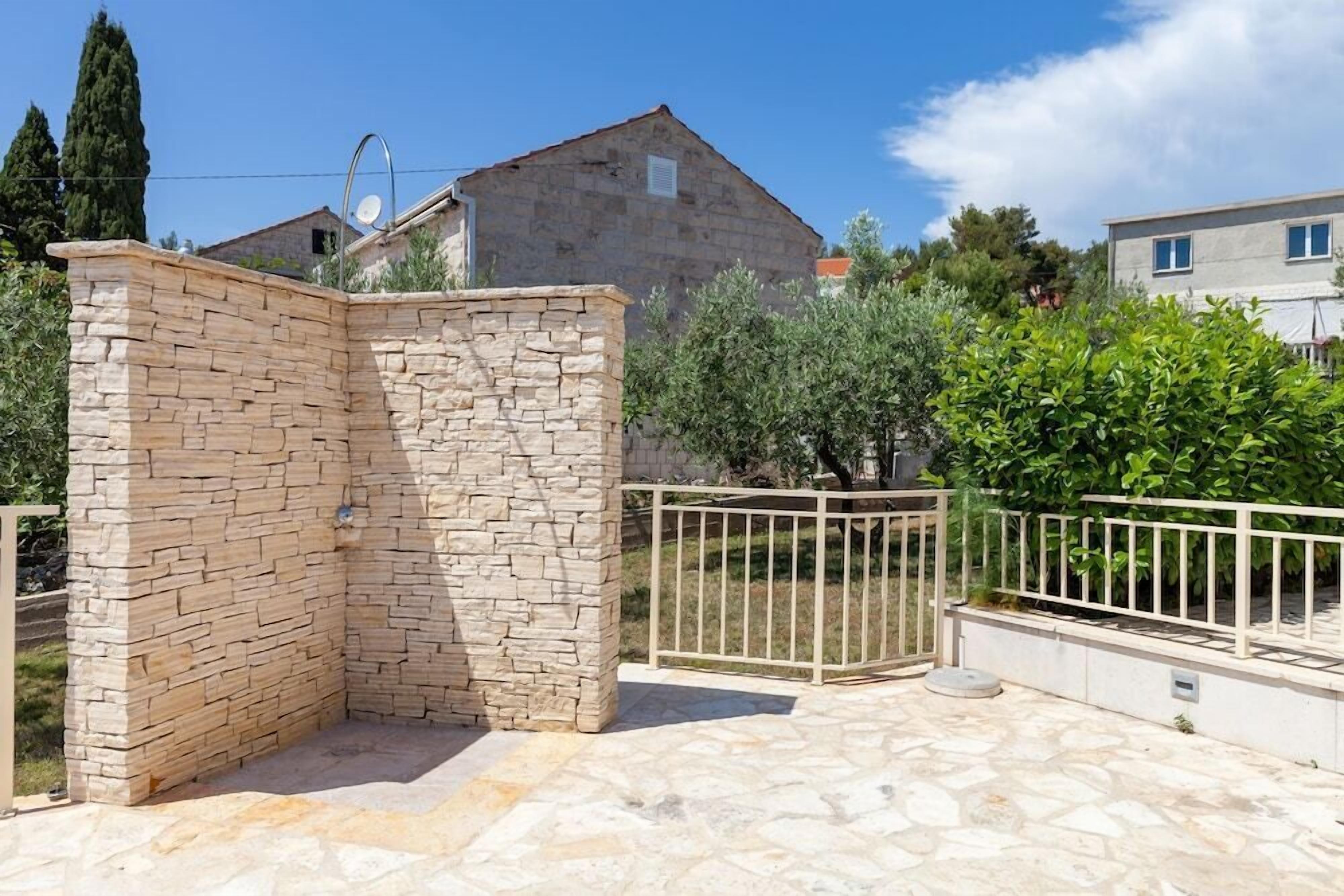 المنطقة المحيطة بالمنشأة