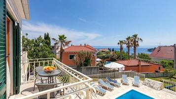 รับประทานอาหารกลางแจ้ง