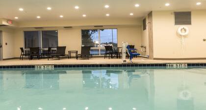 Holiday Inn Express & Suites Commerce, an IHG Hotel
