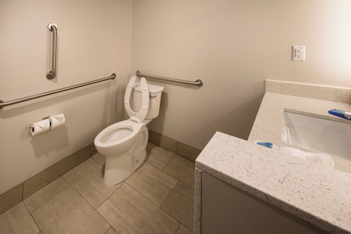 Standard Room, 2 Queen Beds, Accessible (Mobility, Transfer Shower) | Room amenity