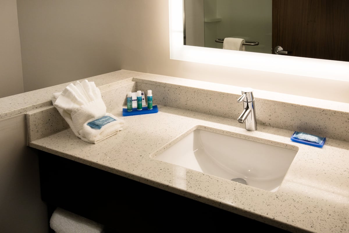 suite, multiple beds | room amenity