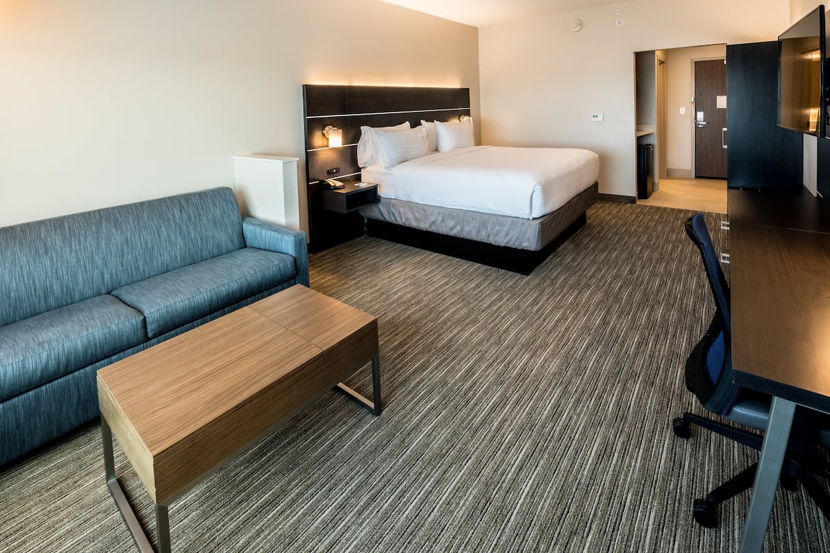 Suite, 1 King Bed | In-room safe, desk, blackout drapes, iron/ironing board