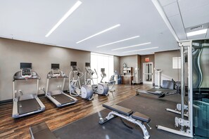 A gym with treadmills, elliptical machines, and weightlifting equipment. - Holiday Inn Nampa by IHG (Nampa)