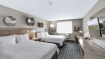 Een bureau, een laptopwerkplek, een strijkplank/strijkijzer, gratis wifi