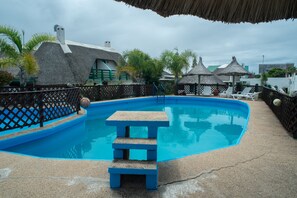 Una piscina al aire libre