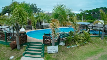 Hồ bơi ngoài trời