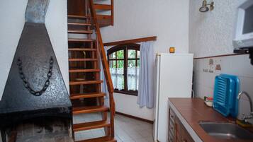 Bungalow 2 dormitorios | Private kitchen | Fridge, microwave, oven, cookware/dishes/utensils