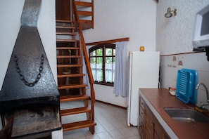 Bungalow 2 dormitorios | Cozinha privada | Geladeira, micro-ondas, fogão, talheres/pratos/utensílios de cozinha