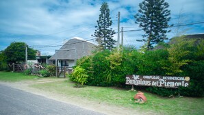 A residential complex with a sign indicating its name. - Bungalows Los Lucianos del Piemonte (La Paloma)