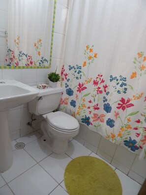 Standard House, 3 Bedrooms, Private Bathroom | Bathroom | Combined shower/tub, towels