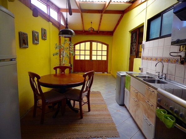 Refrigerador, horno, lavavajillas y cafetera y tetera 