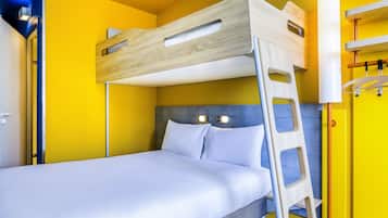 Una litera con escalera de madera, ropa de cama blanca y dos luces fijadas a la pared.