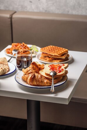 Frokostbuffé hver dag (mot et tillegg)