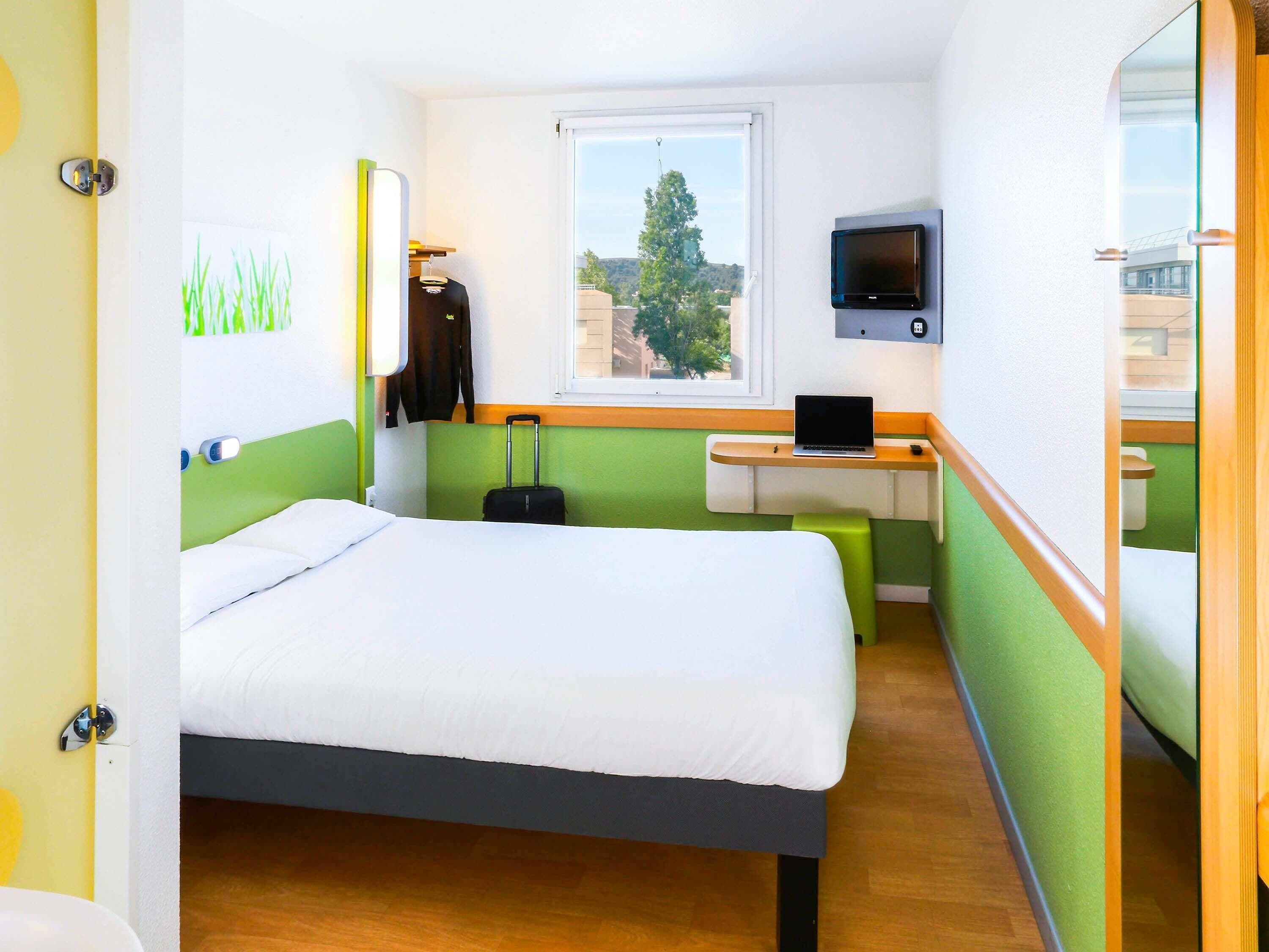 Kamar Double | Meja kerja, tirai kedap cahaya, kedap suara, dan setrika/meja setrika