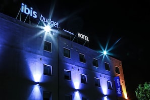 A building with illuminated signage reading "ibis budget hotel." - ibis budget Marseille Vitrolles (Vitrolles)