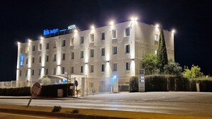 Un hotel a più piani con un cartello che indica che si tratta di un ibis budget.