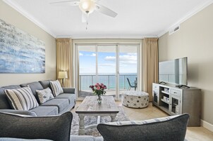 Apartamento, 2 habitaciones, vistas al mar (1504) | Zona de estar | Una televisión