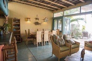 Casa familiar, vista al océano | Área de sala de estar | Televisión LCD de 32 pulgadas con canales por cable y televisión 