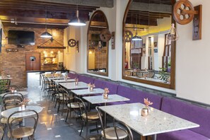 Se sirven desayunos, almuerzos y cenas (con vistas al jardín) 