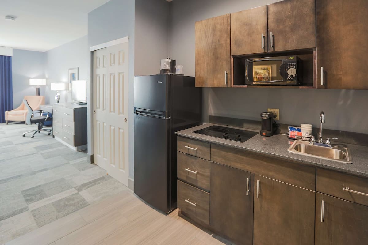 microwave, coffee/tea maker