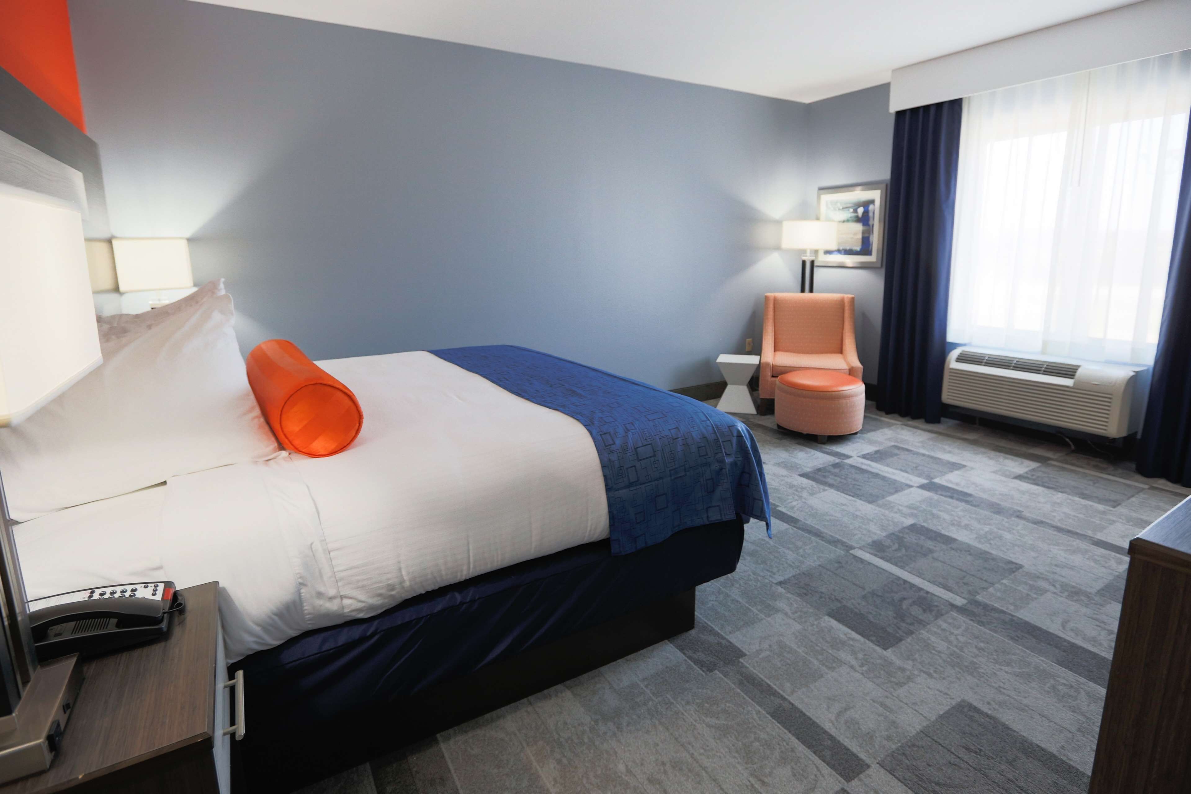 premium bedding, pillow-top beds, in-room safe, desk