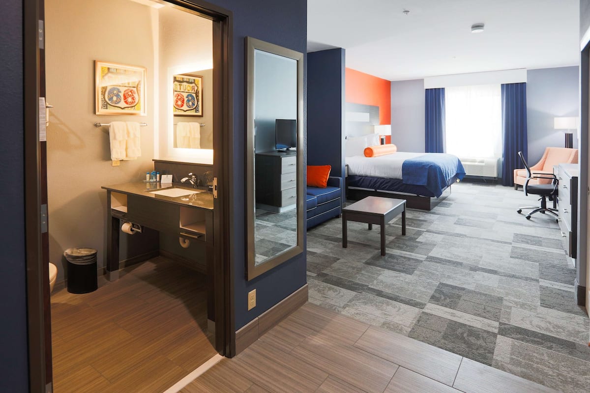 premium bedding, pillow-top beds, in-room safe, desk