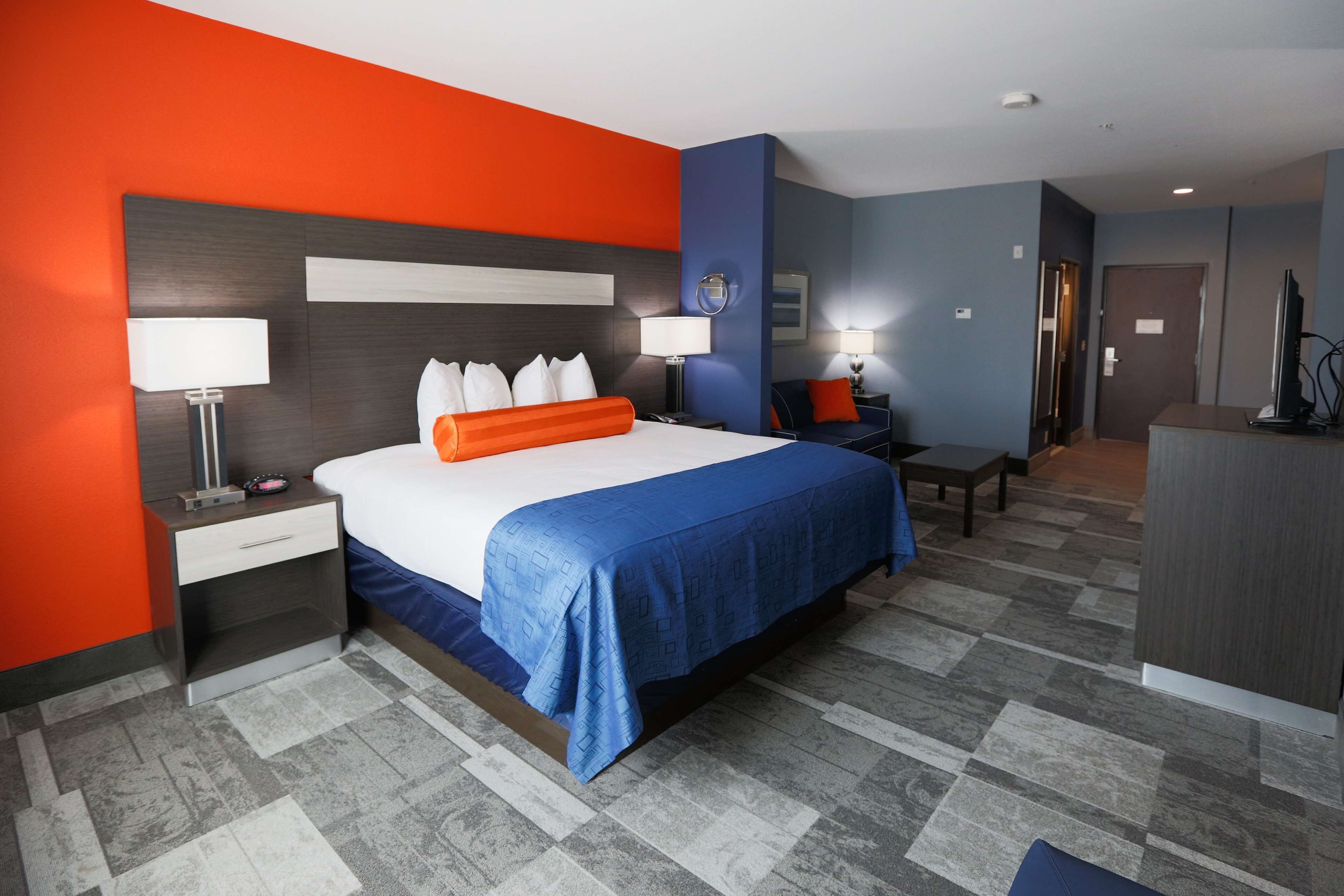 premium bedding, pillow-top beds, in-room safe, desk