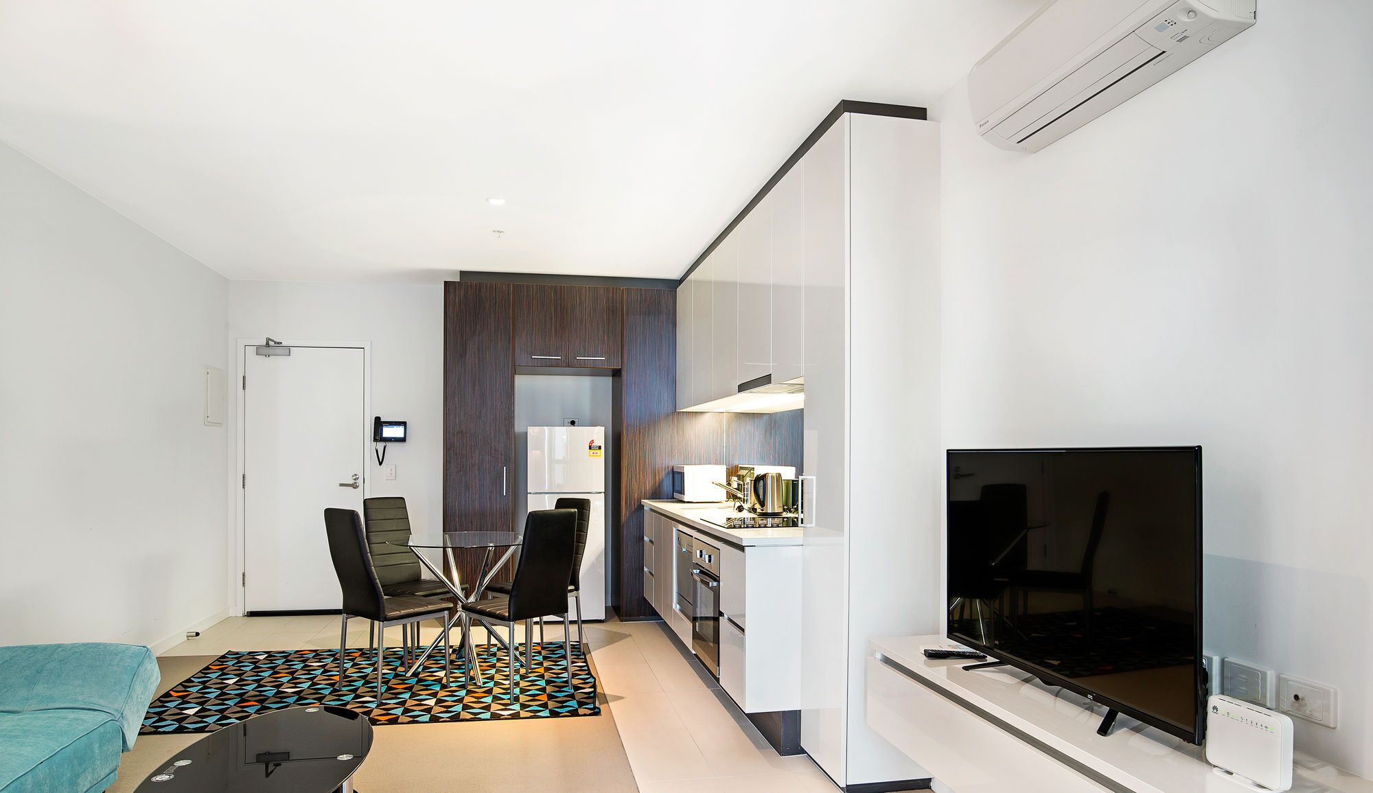 Eine moderne Wohnung mit Küche, Essbereich und Wohnzimmer.