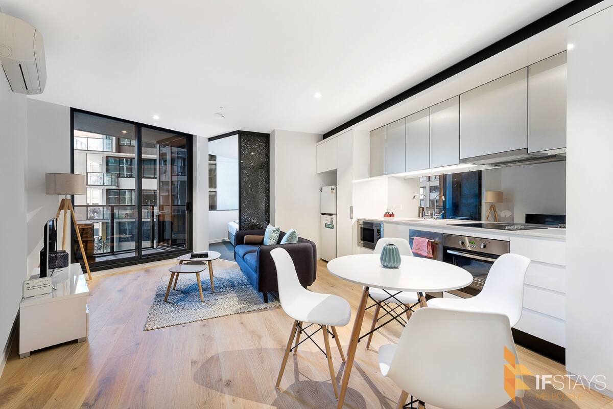 Full-size fridge, microwave, oven, stovetop