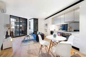 Full-size fridge, microwave, oven, stovetop - IFSuites (IFSTAYS) Upper West Side Apartment (Melbourne)