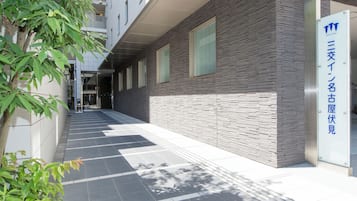 Vista frontal de la propiedad