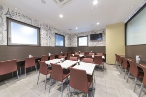 朝食 (ビュッフェ)、毎日提供 (1 名様 1430 JPY)