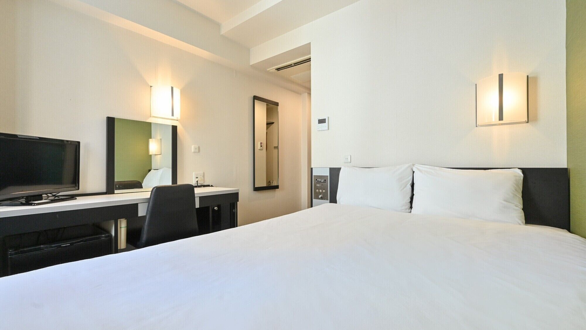 Escritorio, cortinas blackout y tabla de planchar con plancha 
