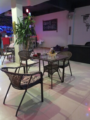 Terrace/patio - Jellybean Krabi Inn - Hostel (Krabi)