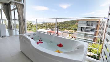Panoramic Suite, Sea View | Jetted tub