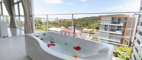 Panoramic Suite, Sea View | Jetted bathtub