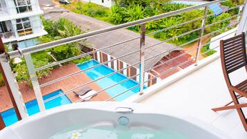 Phòng Suite có tầm nhìn toàn cảnh, bồn tắm thủy lực, quang cảnh biển | Bồn tắm thủy lực