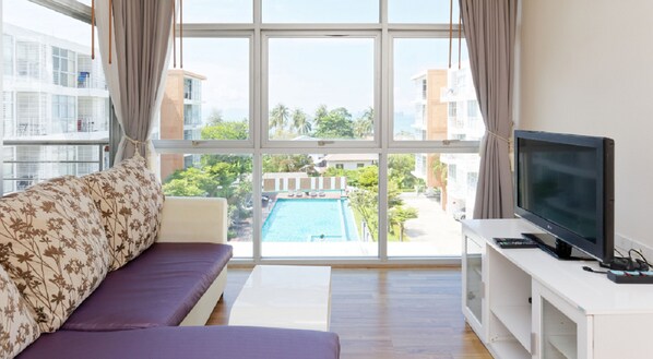 Appartement Confort, vue mer | Salle de séjour | Télévision à écran plat