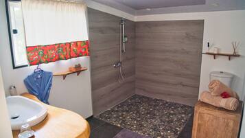 Habitación doble Confort, baño en la habitación, vista al jardín (Apetahi) | Baño | Regadera, amenidades de baño gratuitas, secadora de cabello, batas