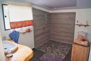 Comfort Double Room, Ensuite, Garden View (Apetahi) | Bathroom | Shower, free toiletries, hair dryer, bathrobes